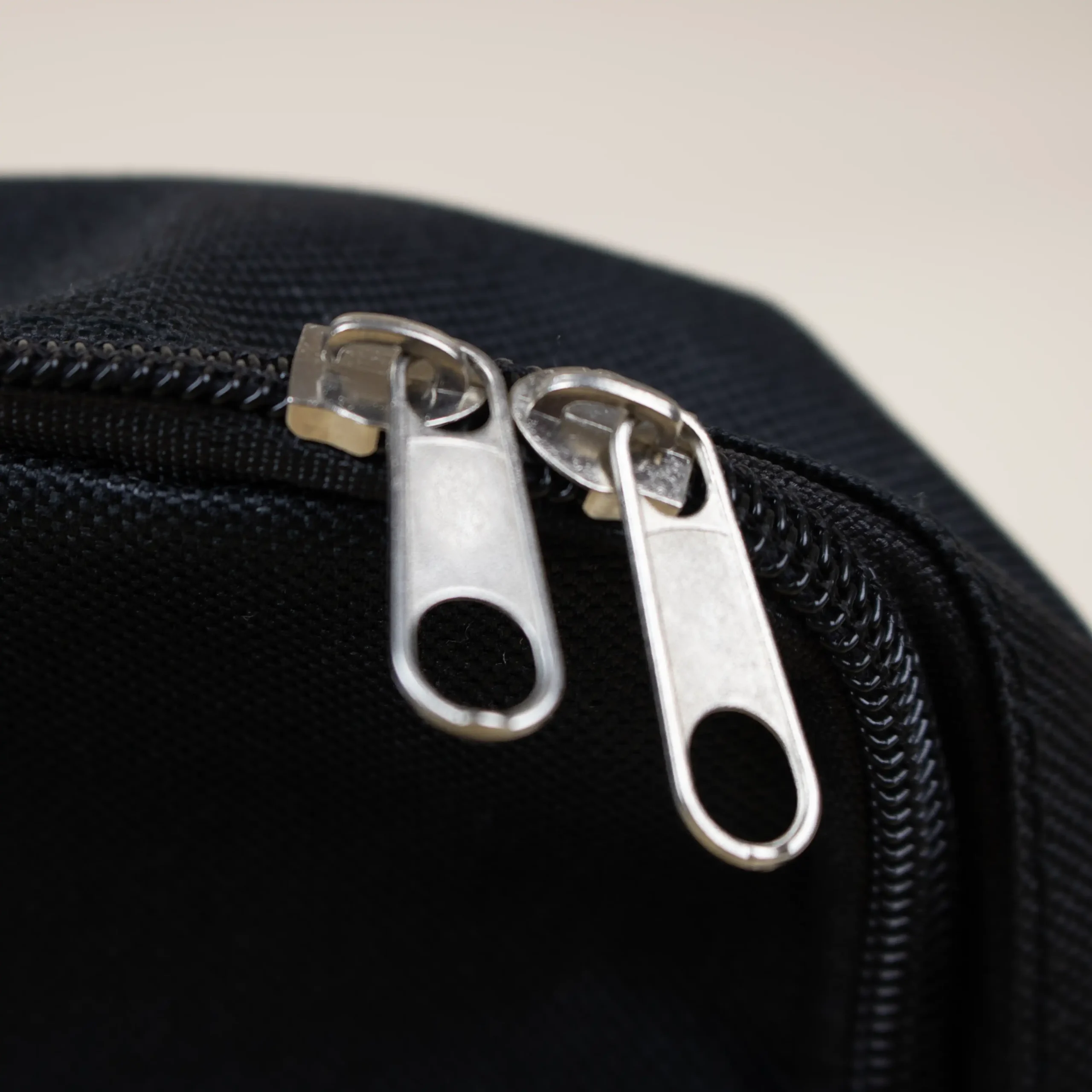 RiƱonera negra rectangular PORTIA Detalle RiƱonera negra rectangular personalizada detalle cremallera