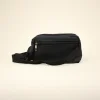 Riñonera negra rectangular con cremallera fondo beige