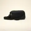 Riñonera negra rectangular con cremallera fondo beige