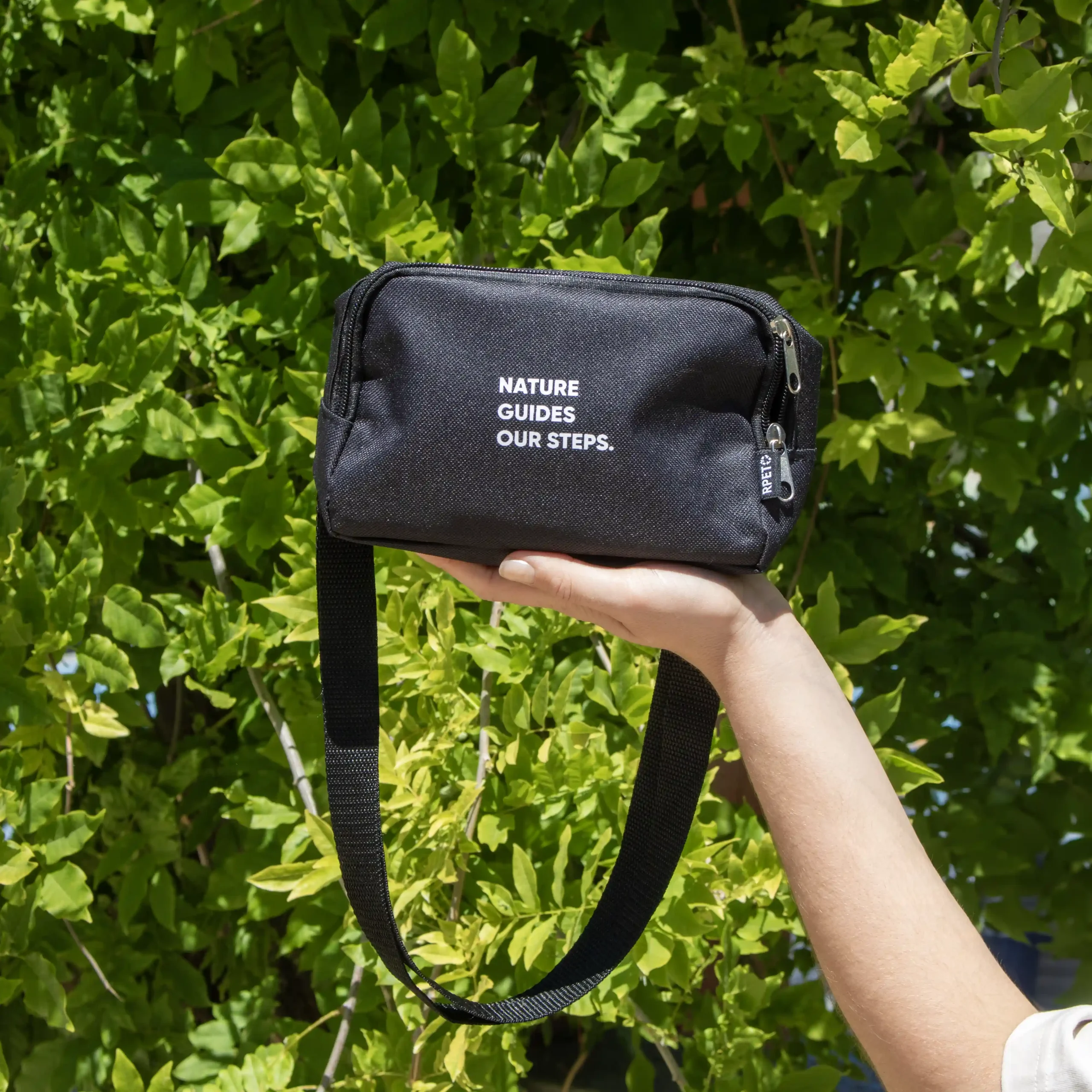 Sac à dos rectangulaire noir personnalisé avec fond d'arbre modèle à la main