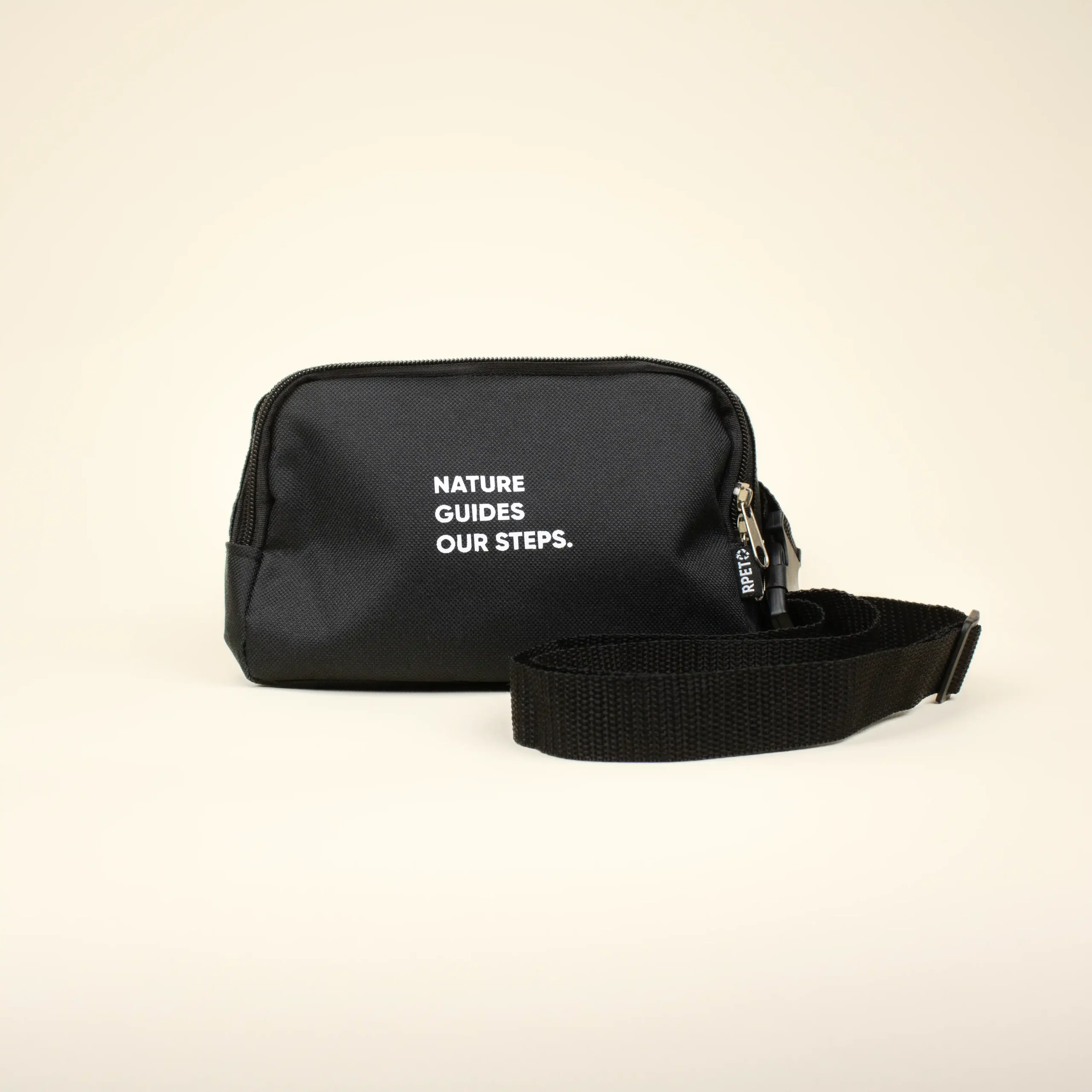 RiƱonera negra rectangular PORTIA Frontal RiƱonera negra rectangular personalizada fondo beige