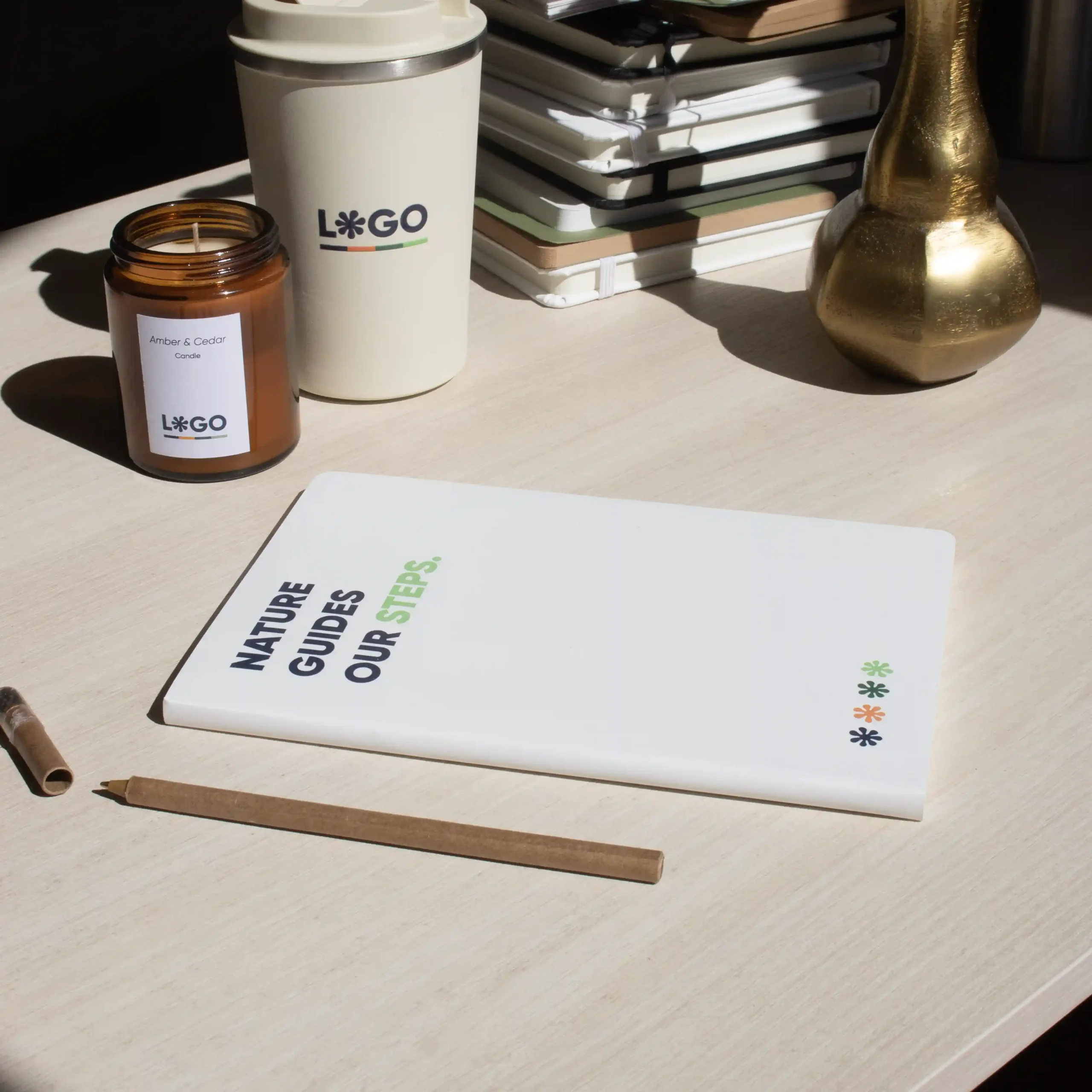 Cuaderno papel de piedra ROCO Mesa madera con cuaderno papel de piedra blanco personalizado, vela, taza y lapicero