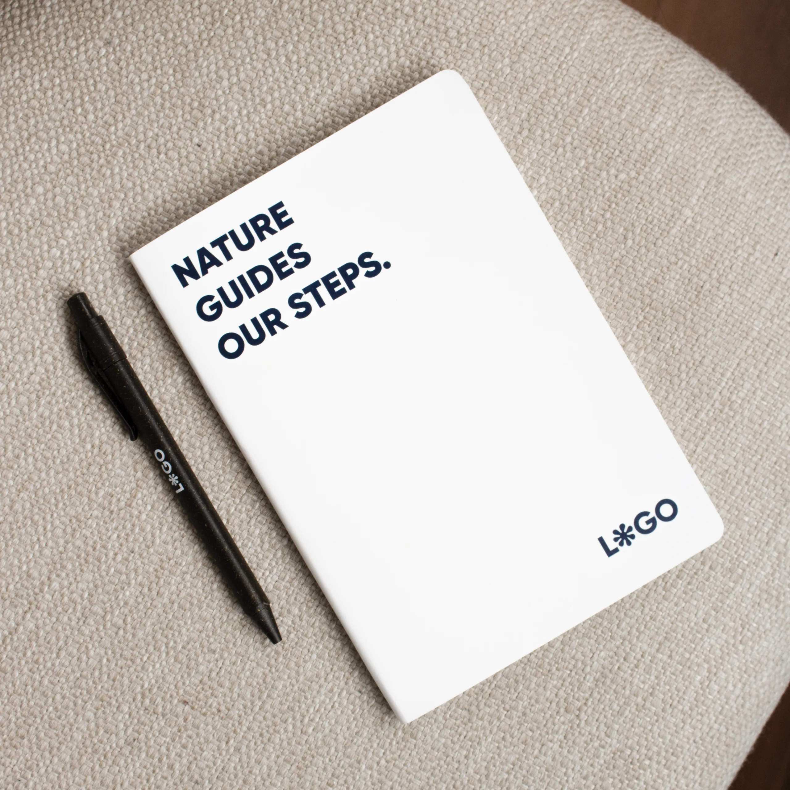 Cuaderno papel de piedra ROCO Lifestyle Cuaderno papel de piedra blanco personalizado con texto azul y bolígrafo