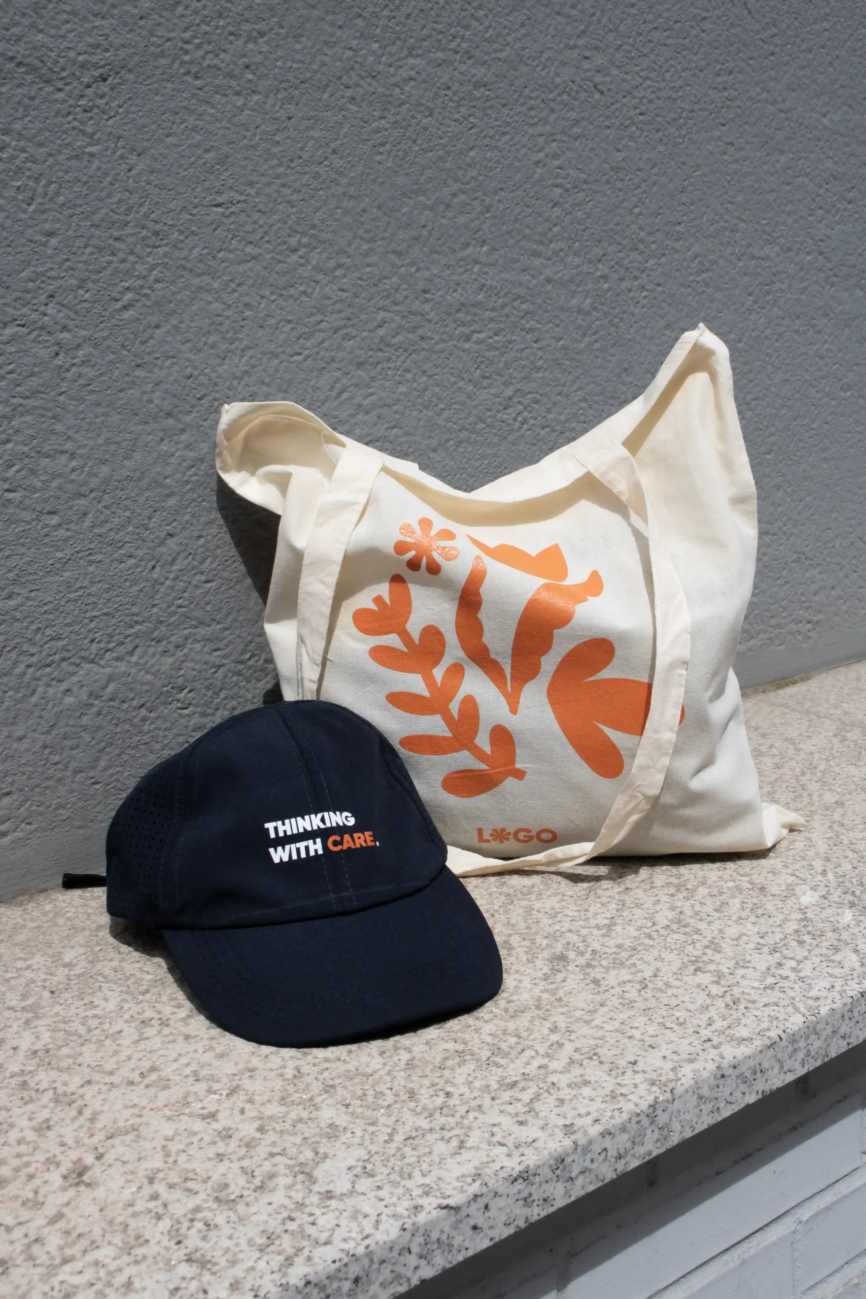 COMBO Eco-friendly cap KAPA + Personalised cotton tote bag NATA 140 visera personalizada azul y tote bag algodón con logo naranja