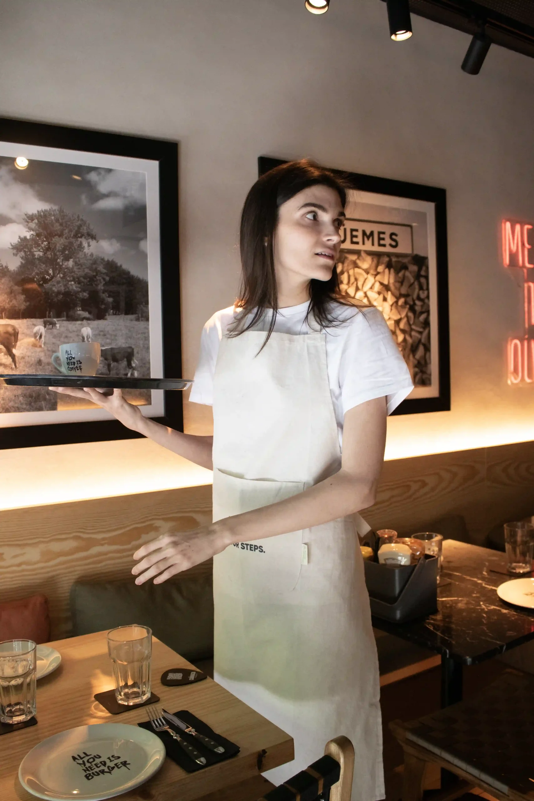 Tablier en coton personnalisé couleur naturelle modèle serveuse avec plateau en restaurant