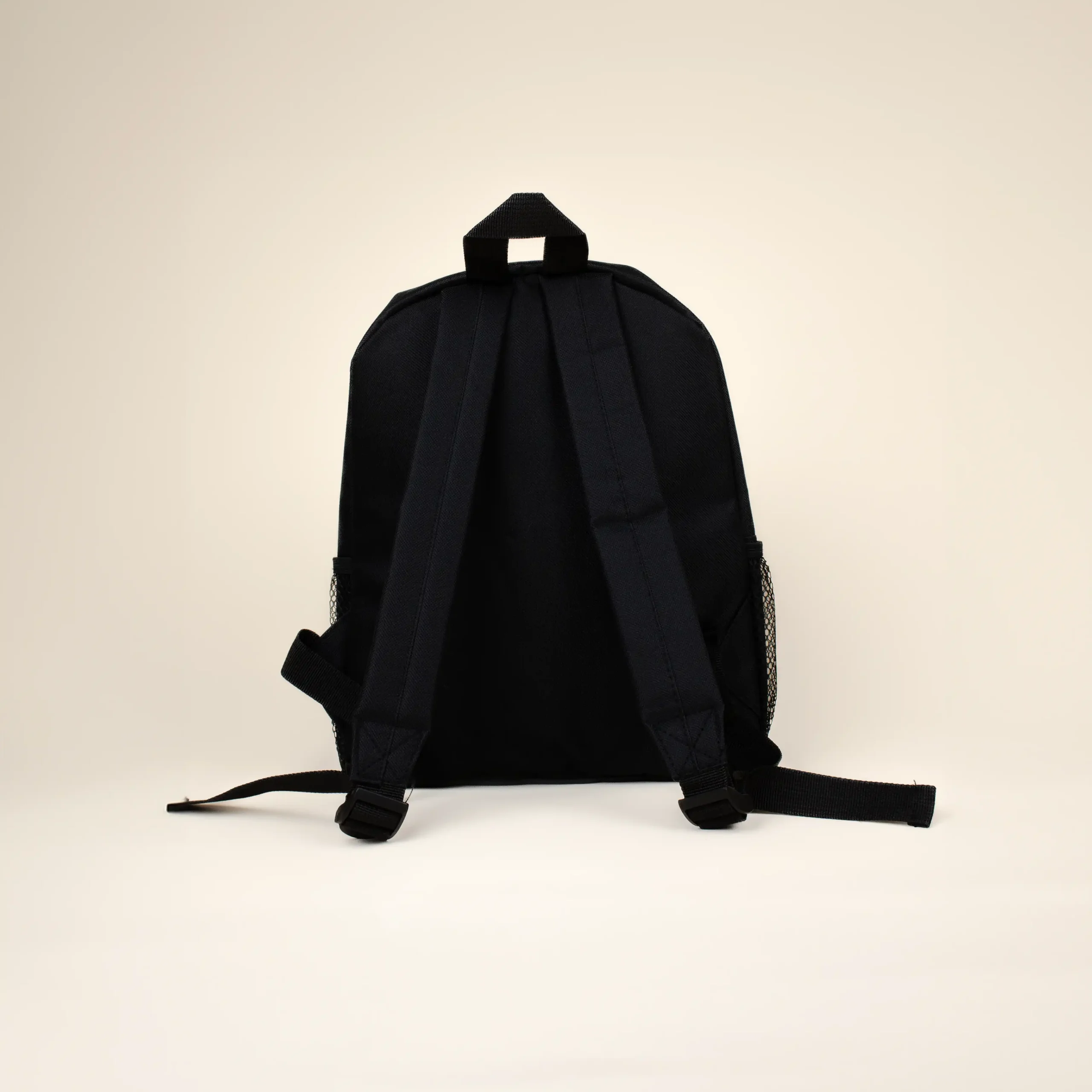 Mochila personalizada para niños CHIKIA Detrás Mochila personalizada para niños color negro fondo beige