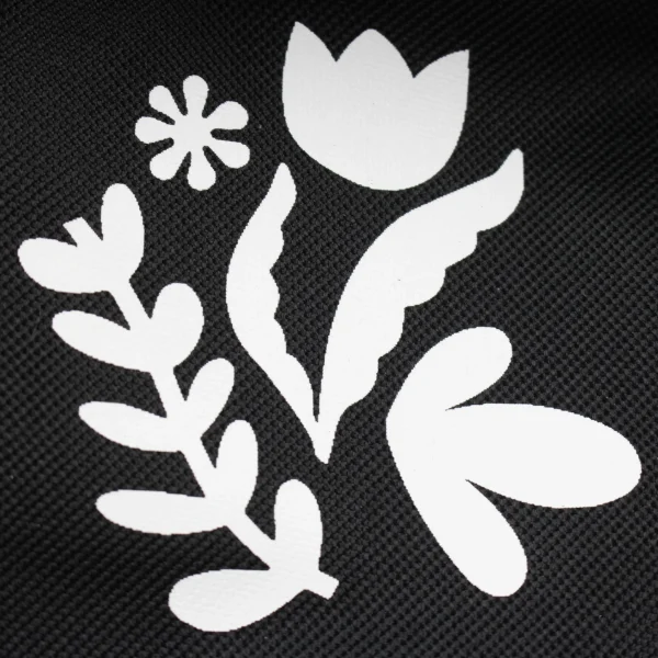 Mochila personalizada para niños color negro con logo blanco