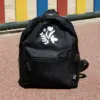 Mochila personalizada para niños CHIKIA Sol Mochila personalizada para niños color negro con logo blanco fondo suelo parque infantil