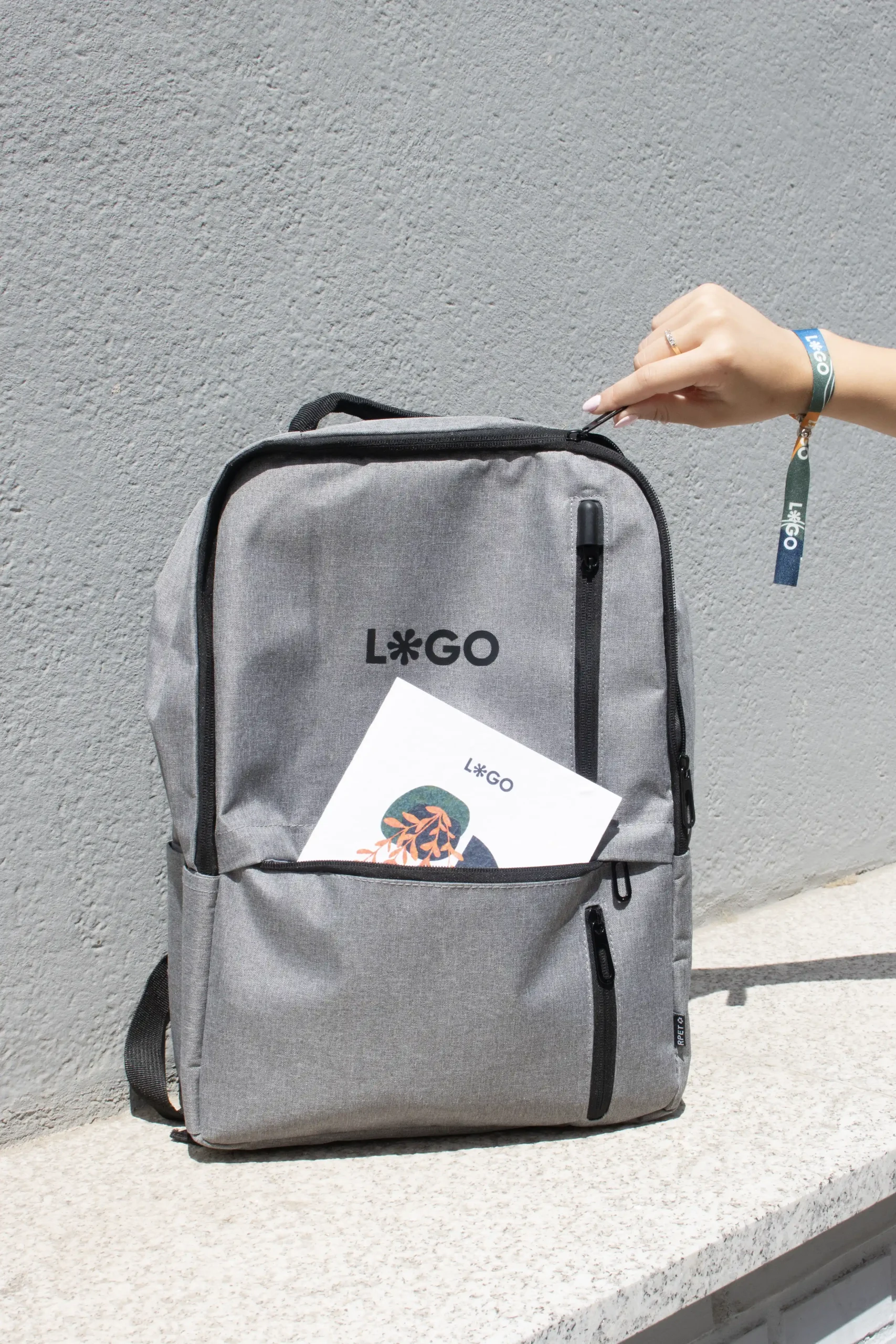 Mochila de empresa DUPPIA GRIS + SHON Mochila de empresa personalizada gris con logo negro con cuaderno
