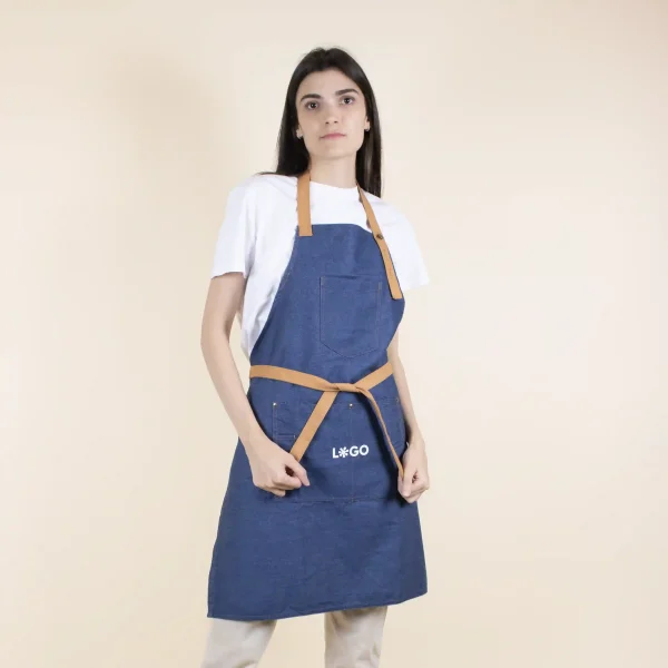 Delantal vaquero personalizado con logo blanco modelo chica fondo beige
