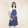 Delantal vaquero personalizado con logo blanco modelo chica fondo beige