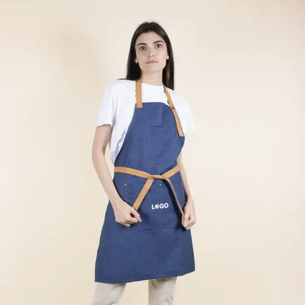 Delantal vaquero personalizado con logo blanco modelo chica fondo beige