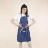 Delantal vaquero personalizado con logo blanco modelo chica fondo beige