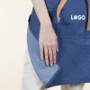 Delantal vaquero personalizado con logo blanco modelo chica detalle mano fondo beige