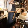 Delantal vaquero personalizado con logo blanco modelo camarera en restaurante