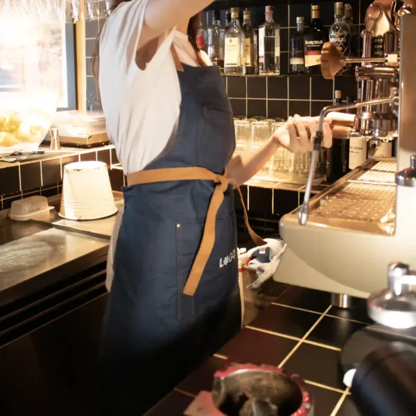 Delantal vaquero personalizado con logo blanco modelo camarera en restaurante