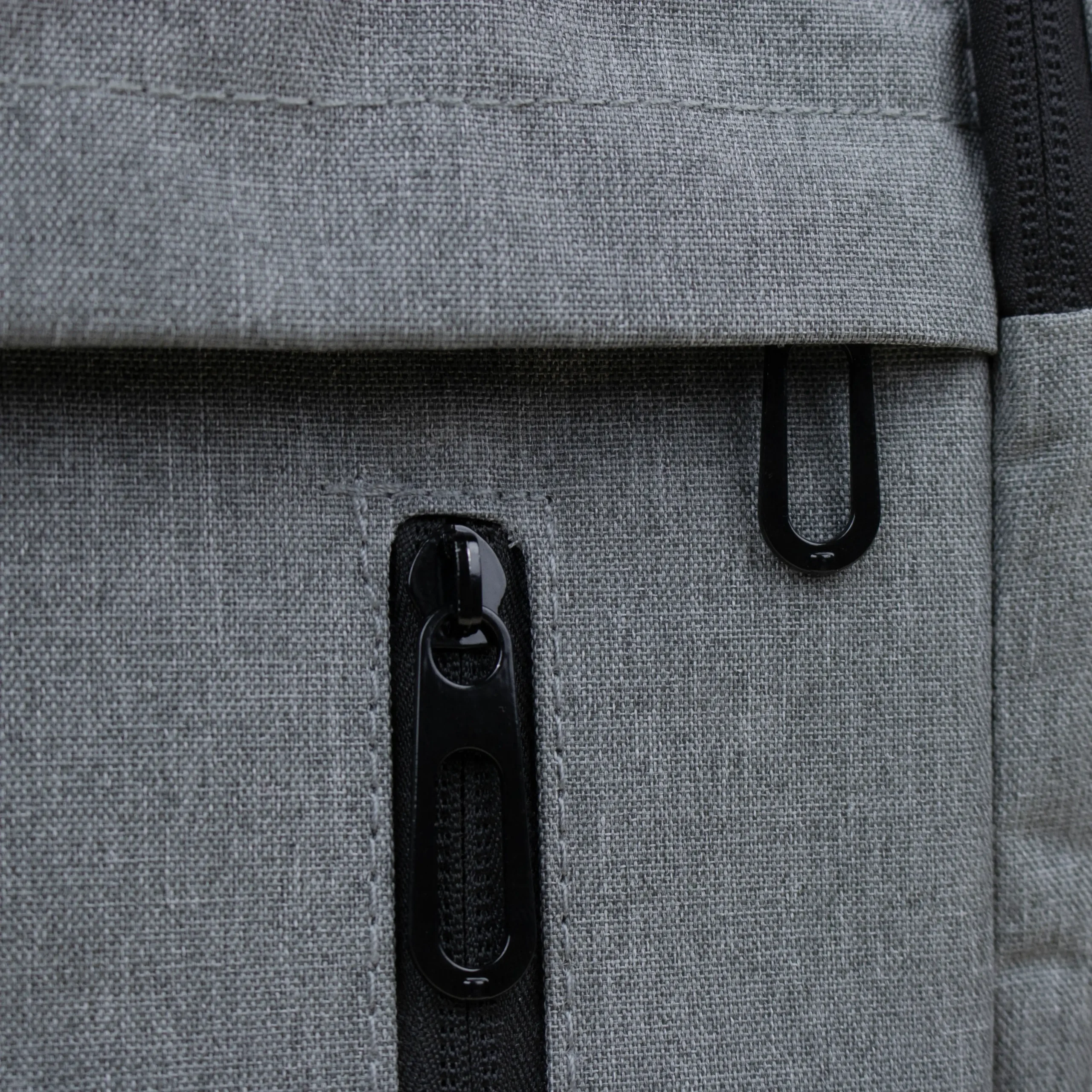 Mochila de empresa personalizada gris detalle cremallera