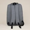 Mochila de empresa personalizada gris trasera fondo beige
