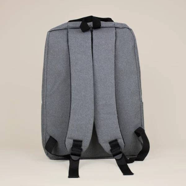 Mochila de empresa personalizada gris trasera fondo beige