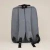 Mochila de empresa personalizada gris trasera fondo beige