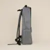 Mochila de empresa personalizada gris lateral fondo beige