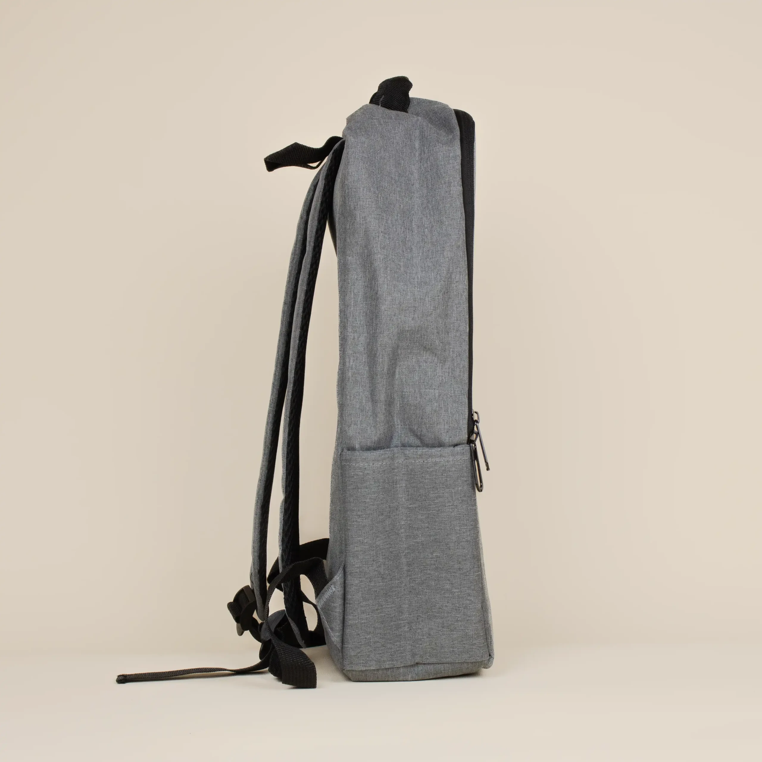 Mochila de empresa personalizada gris lateral fondo beige