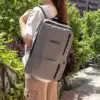 Mochila de empresa personalizada gris con logo negro modelo chica en la calle