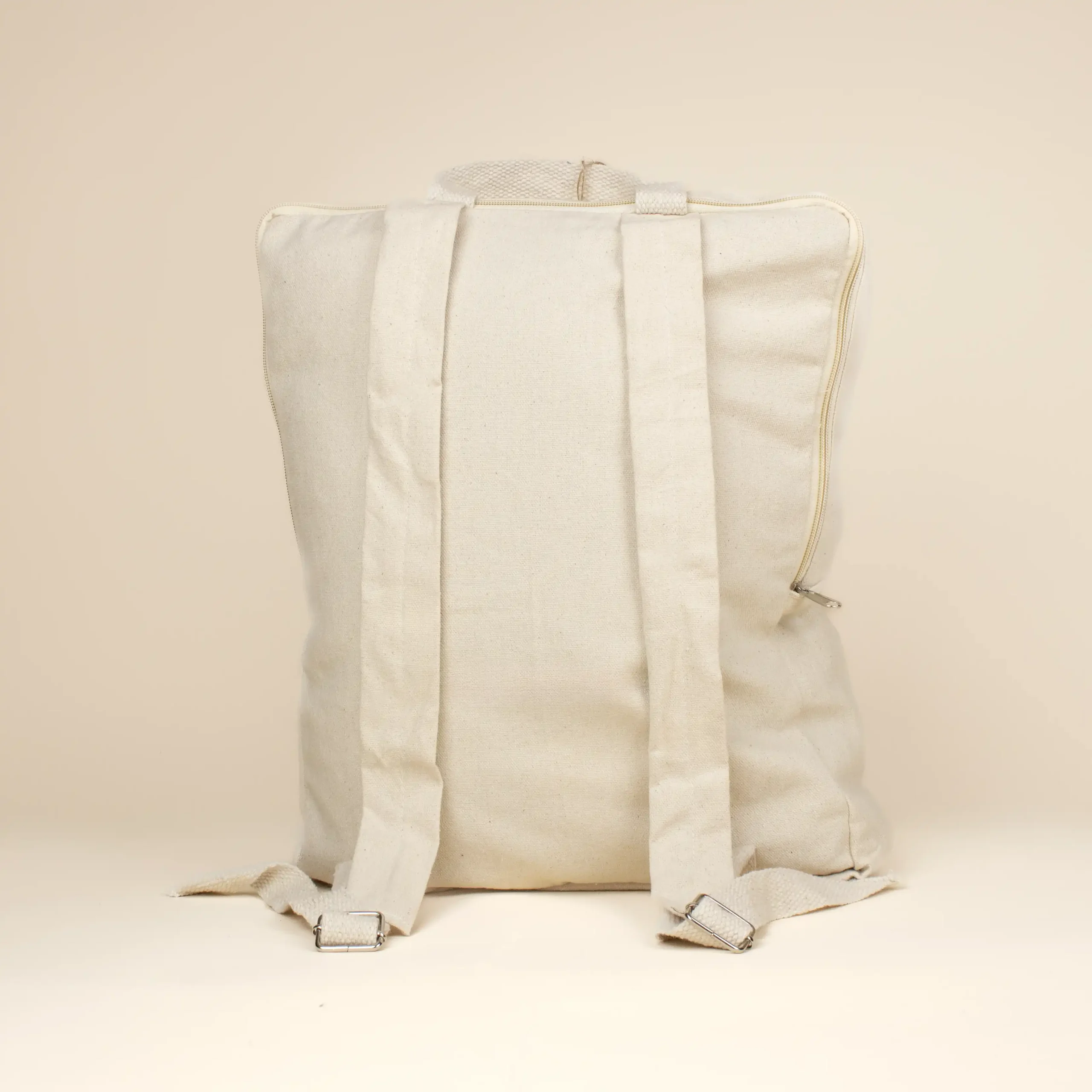 Mochila de algodón personalizada FLUFFY Detrás Mochila de algodón personalizada beige trasera fondo beige