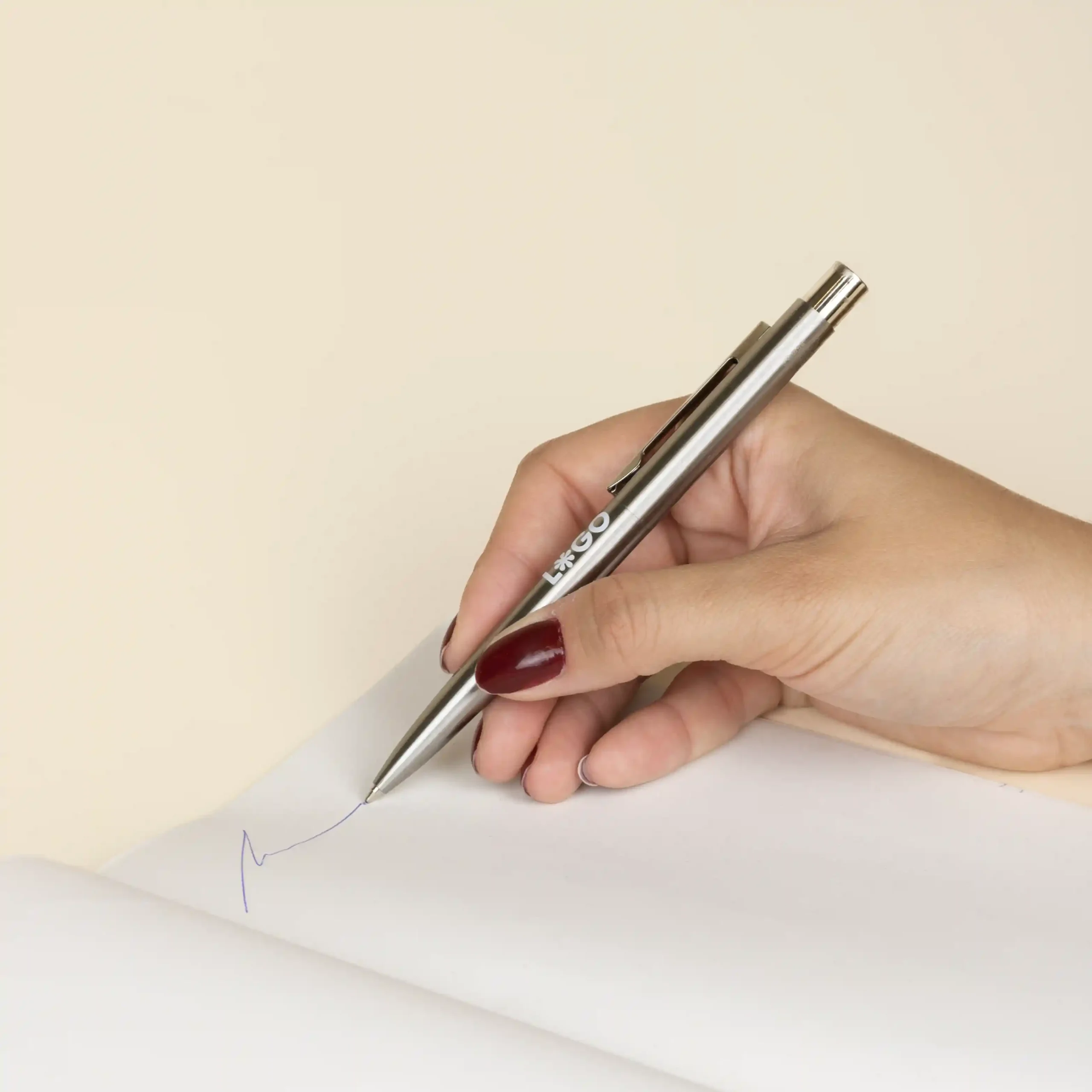 Bolígrafo de acero inoxidable GATSBY Mano escribiendo con bolígrafo de acero inoxidable personalizado