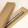 Caja de cartón abierta con bolígrafo de acero inoxidable personalizado con logo blanco