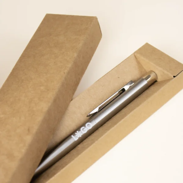 Caja de cartón abierta con bolígrafo de acero inoxidable personalizado con logo blanco