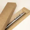 Caja de cartón abierta con bolígrafo de acero inoxidable personalizado con logo blanco