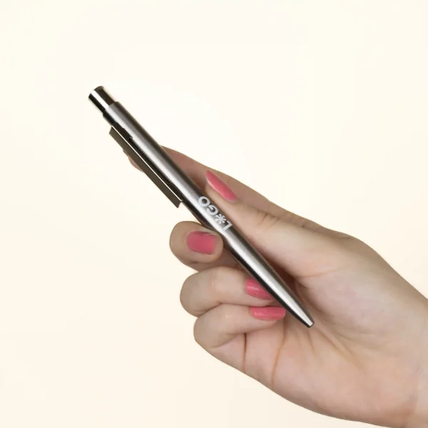 Mano sujetando Bolígrafo de acero inoxidable personalizado con logo blanco