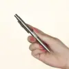 Mano sujetando Bolígrafo de acero inoxidable personalizado con logo blanco