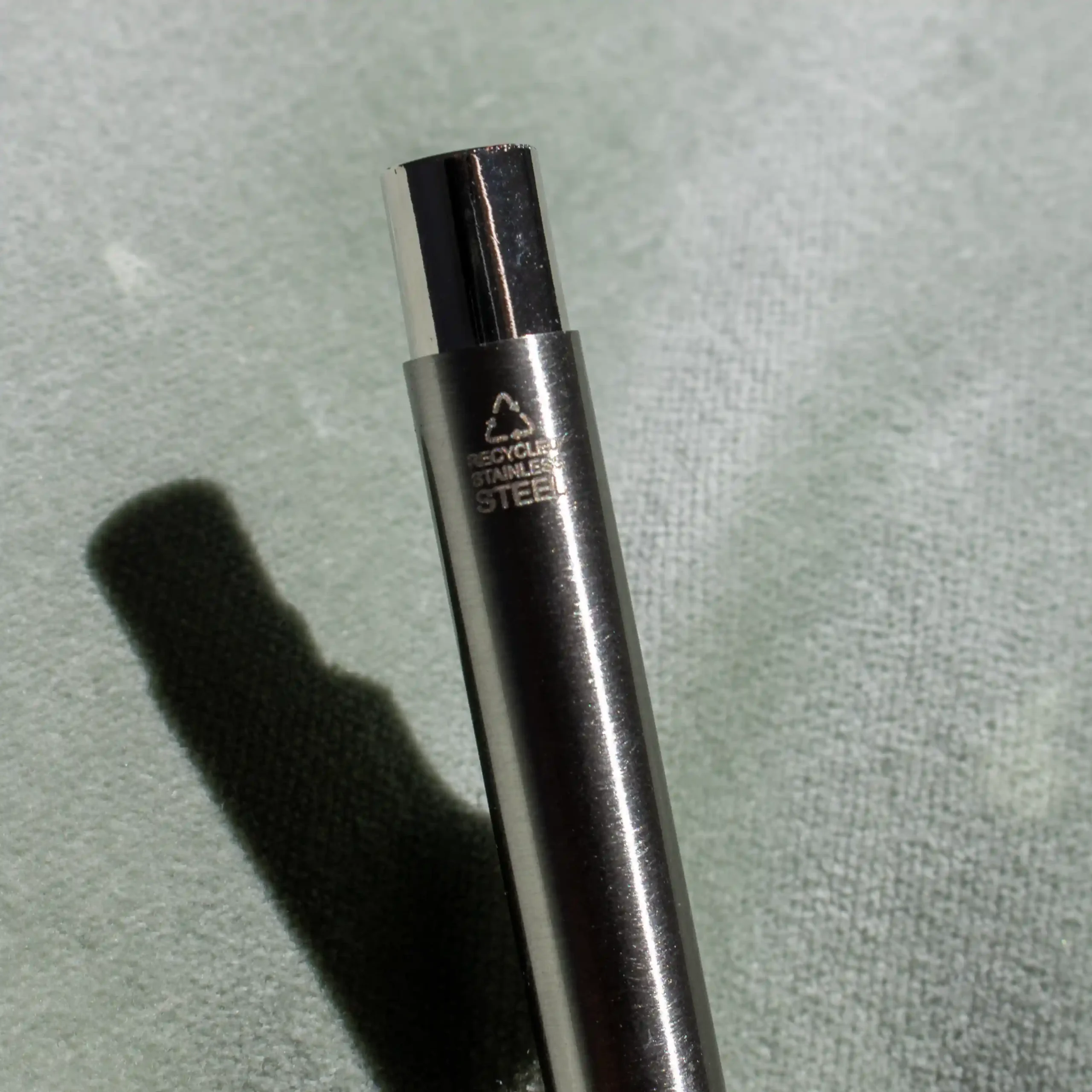 Bolígrafo de acero inoxidable GATSBY Pulsador Bolígrafo de acero inoxidable reciclado sobre fondo verde