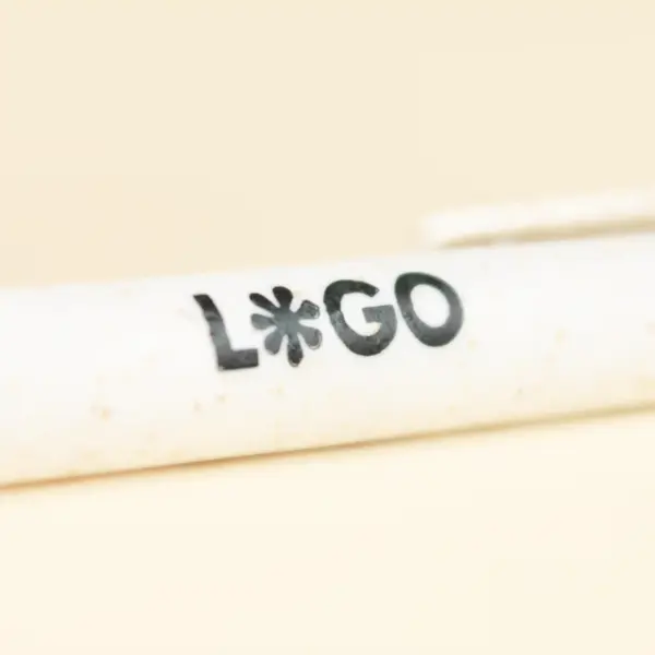 bolígrafo de caña de trigo blanco personalizado con logo sobre fondo beige