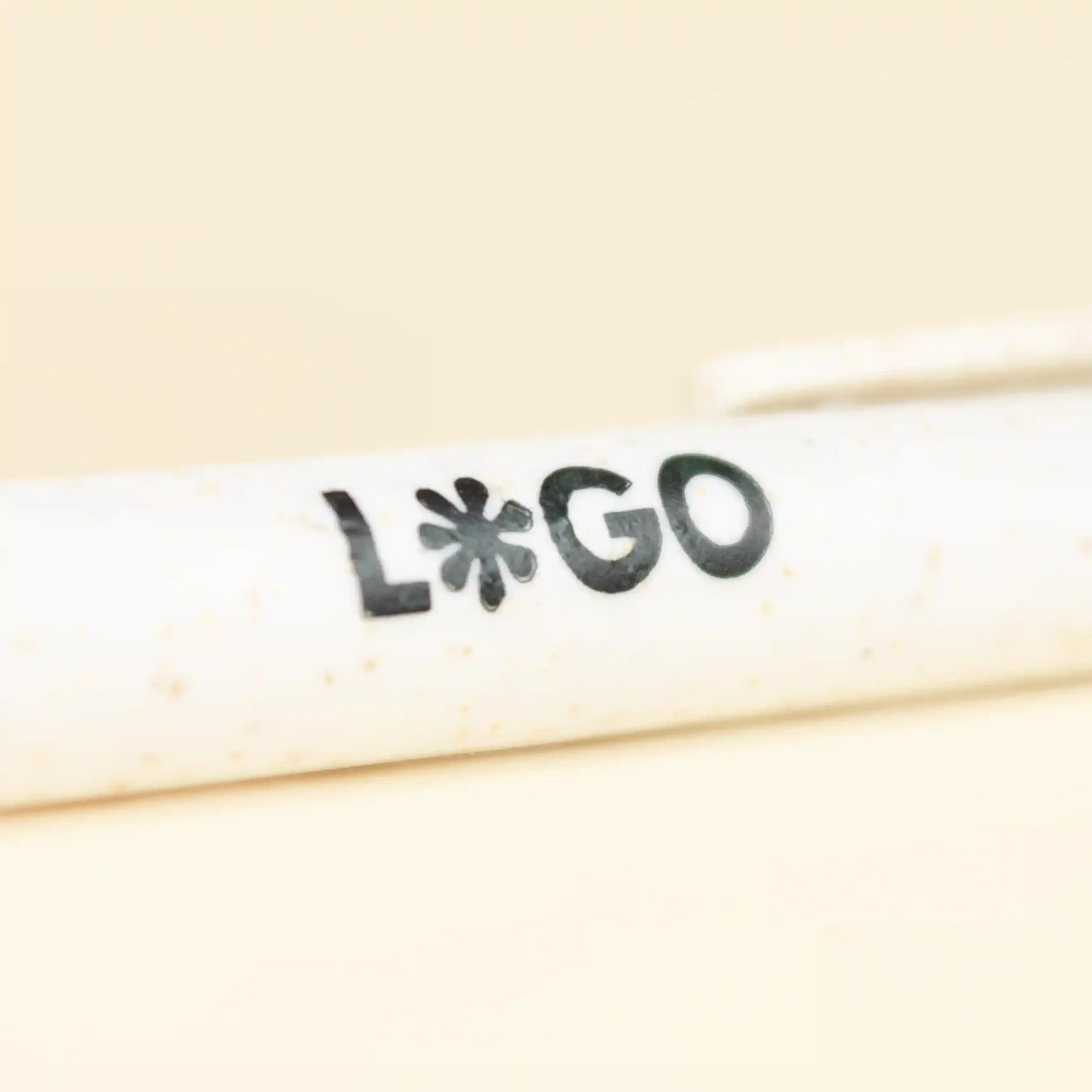 Bolígrafo trigo GLUT Beige Logo bolígrafo de caña de trigo blanco personalizado con logo sobre fondo beige