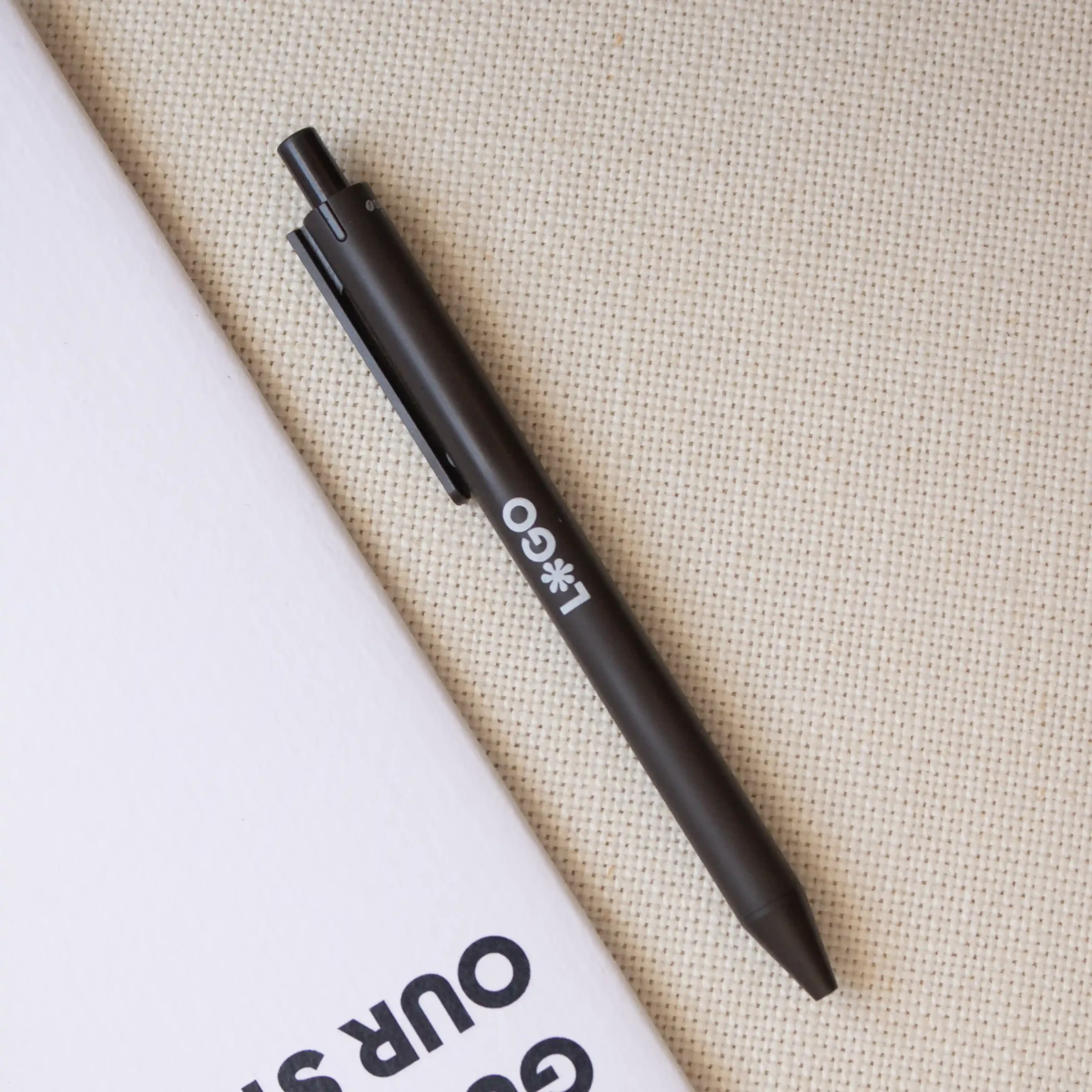 Bolígrafo fibra de cafe KOHV Lifestyle bolígrafo marrón de fibra de cafe personalizado con logo blanco y cuaderno blanco