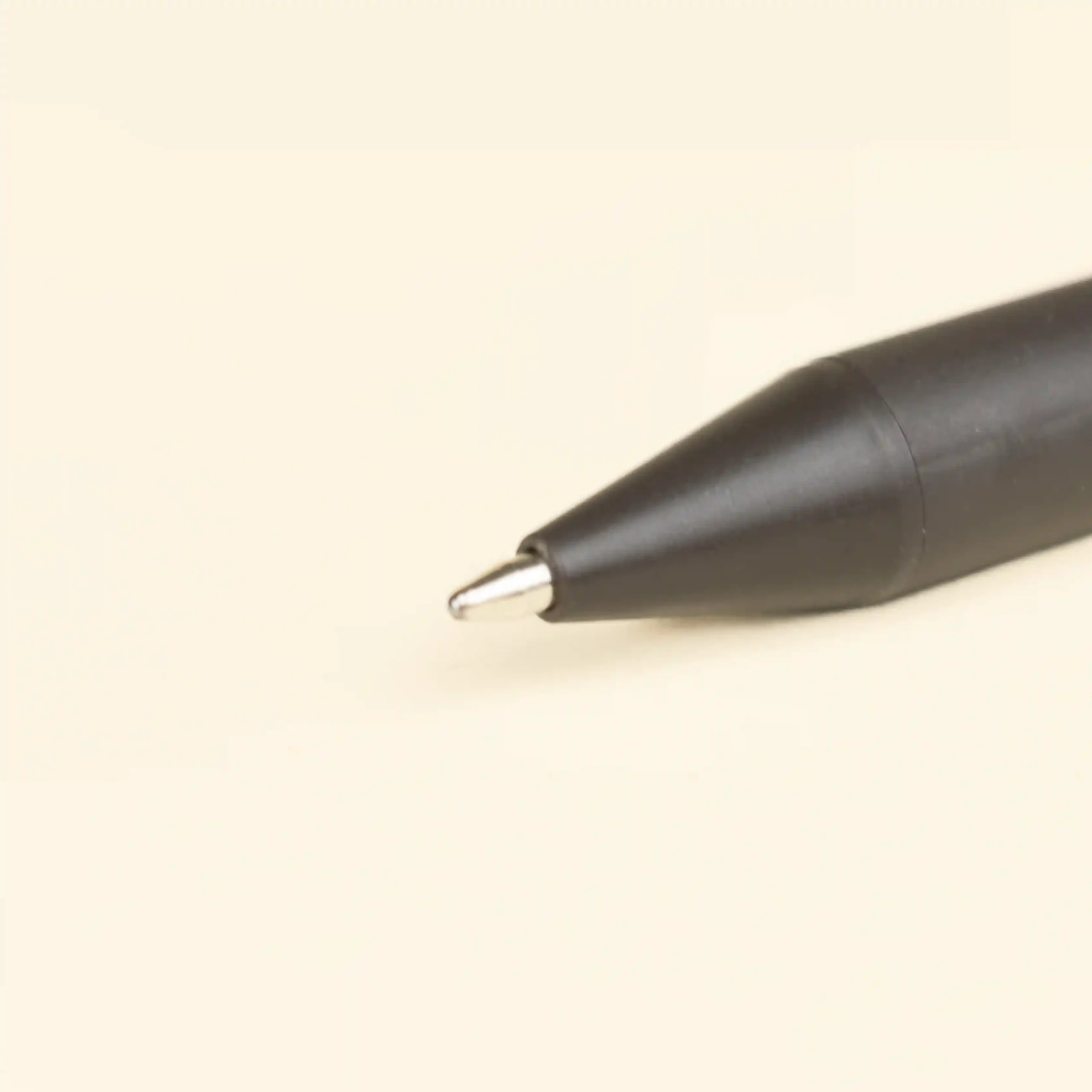 Bolígrafo fibra de cafe KOHV Punta Punta de bolígrafo marrón de fibra de cafe sobre fondo beige