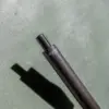 Pulsador de bolígrafo marrón de fibra de cafe sobre fondo verde