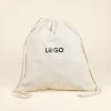 Mochila cuerdas personalizada tipo saco color beige con logo negro fondo beige