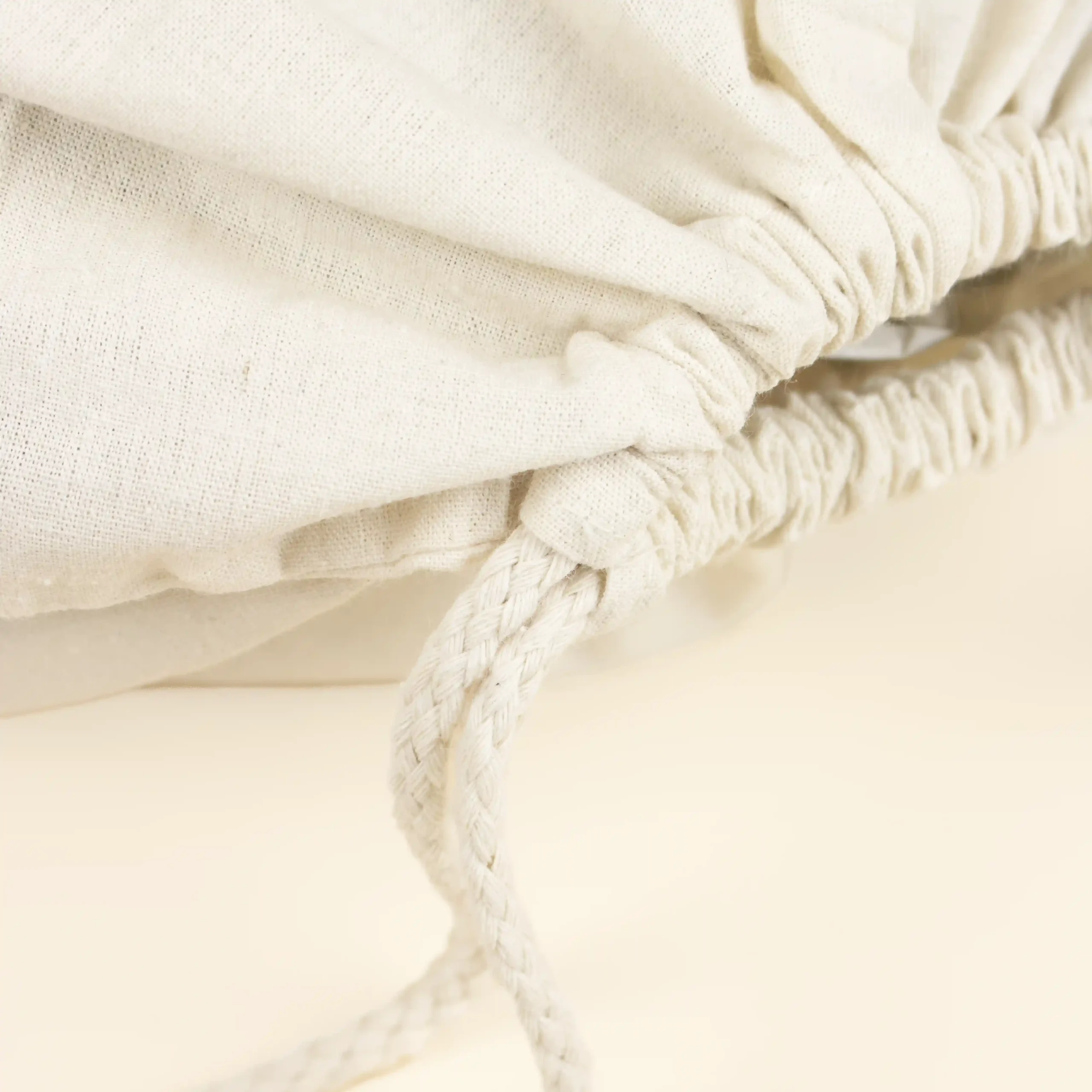 Mochila cuerdas personalizada LACCI Detalle Mochila cuerdas personalizada tipo saco color beige detalle cierre cuerdas