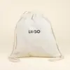 Mochila cuerdas personalizada tipo saco color beige con logo negro fondo beige