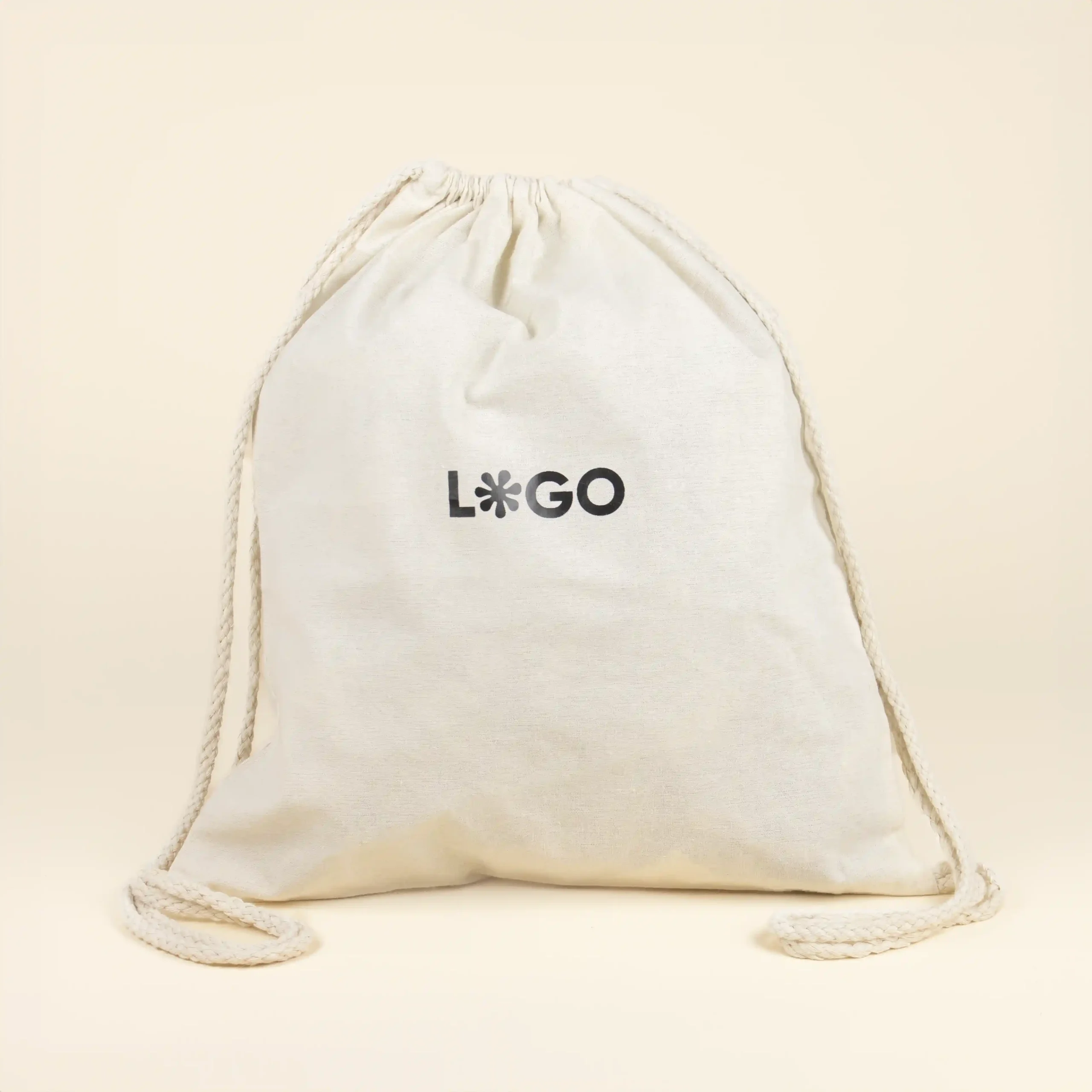 Mochila cuerdas personalizada LACCI Frontal Mochila cuerdas personalizada tipo saco color beige con logo negro fondo beige