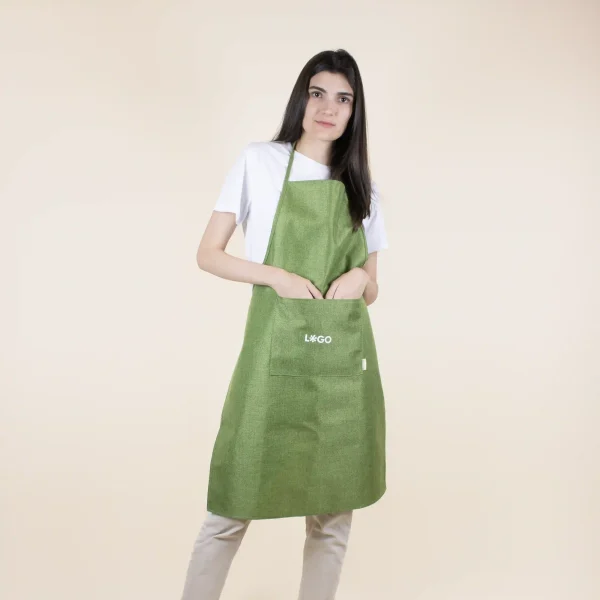 Delantal ecológico verde modelo chica fondo beige