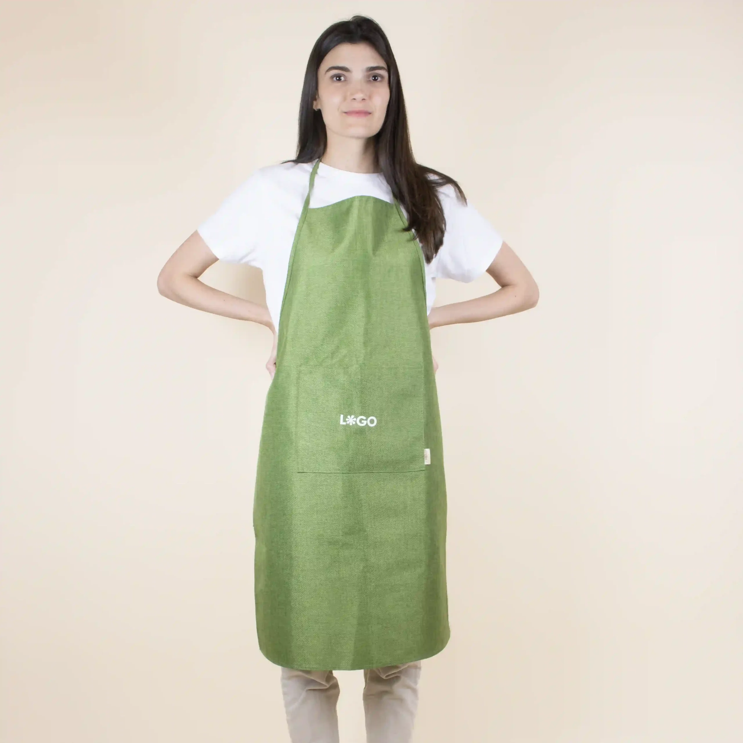 Delantal ecológico OSCAR Verde Frontal Delantal ecológico verde modelo chica fondo beige