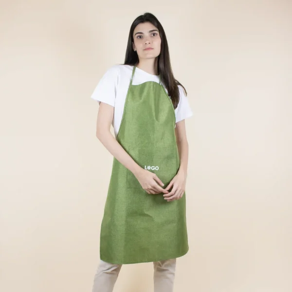 Delantal ecológico verde modelo chica fondo beige