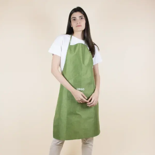 Delantal ecológico verde modelo chica fondo beige