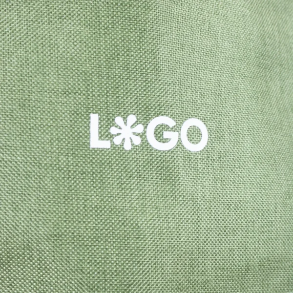 Delantal ecológico verde personalizado con logo blanco