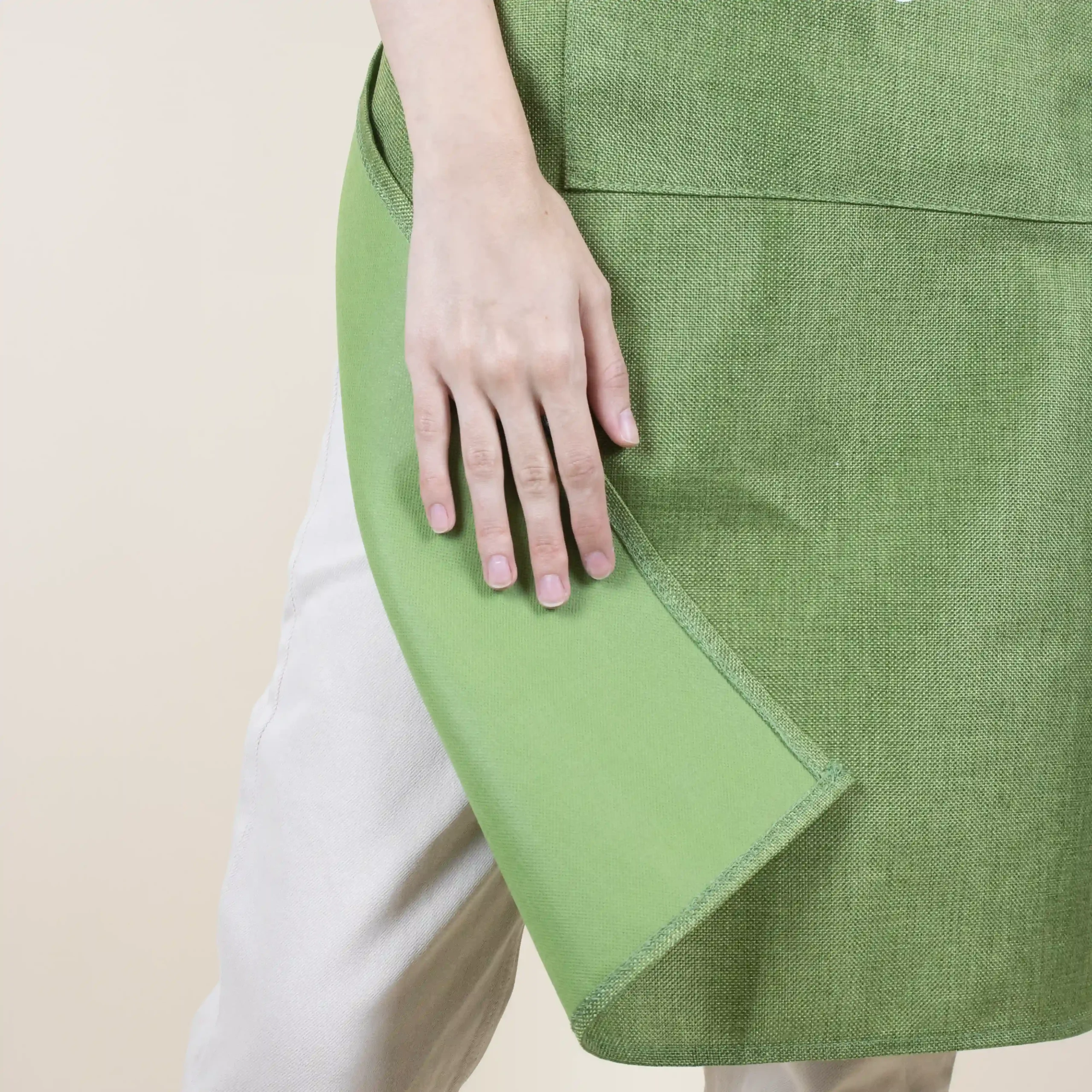 Tablier écologique vert modèle fille détail tissu fond beige